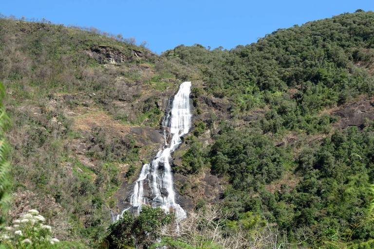 Cachoeira em meio a paisagem, na cidade de Aiuruoca (MG)