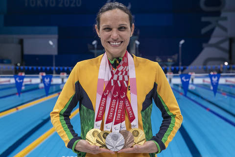 A nadadora Carol Santiago com as suas cinco medalhas conquistadas nas Paralimpíadas de Tóquio