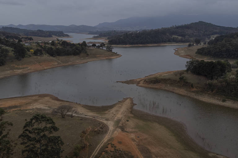 Foto aérea de represa que faz parte do sistema Cantareira
