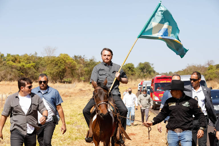 Escoltado por seguranças, Bolsonaro chega para inaguração de obra em Uberlândia a cavalo