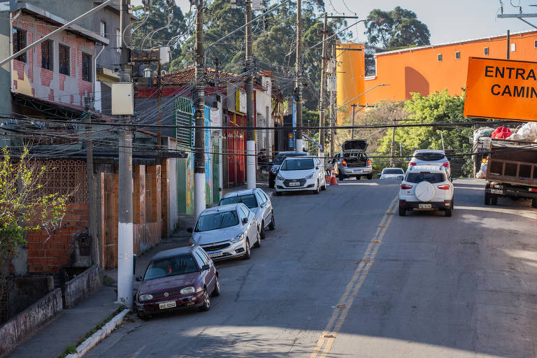 Carros passam ao lado de calçadas estreitas na estrada do Sabão, na Brasilândia (zona norte)