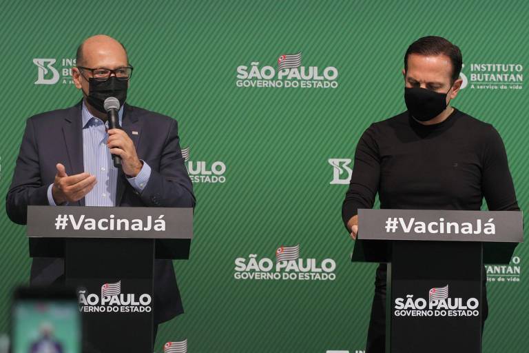 O governador João Doria e Dimas Covas, durante coletiva de imprensa no Instituto Butantan em São Paulo (SP), no dia 31 de maio, para abordar sobre o sucesso da vacinação na cidade de Serrana, que com mais de 75% da população vacinada, observou uma queda de 95% nos óbitos por Covid-19 na cidade