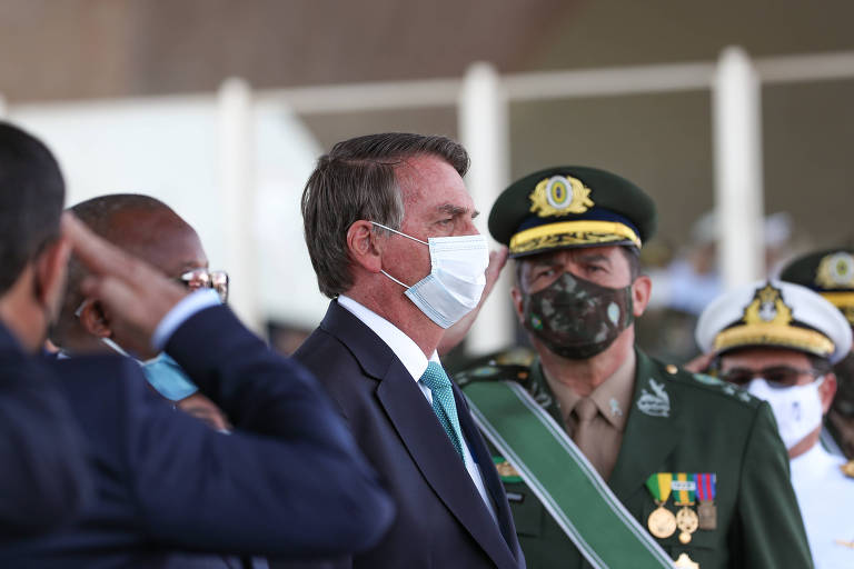 Na foto vemos o presidente Jairo Bolsonaro (PL) de perfil, ao lado de Paulo Sérgio Nogueira de Oliveira que aparece de frente na imagem, durante a Cerimônia do Dia do Soldado