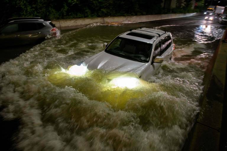 Motorista dirige em uma via expressa inundada após as fortes chuvas causadas pela tempestade tropical Ida no Brooklyn, em Nova York