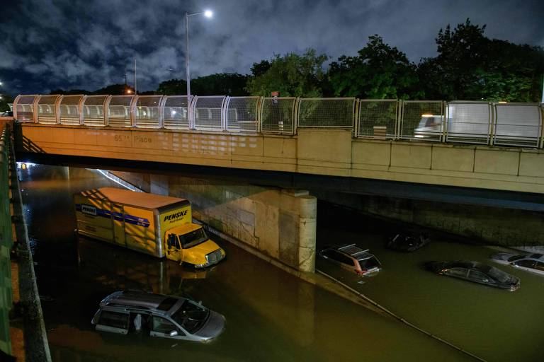 Enchente cobre veículos em via no bairro do Brooklyn, em Nova York