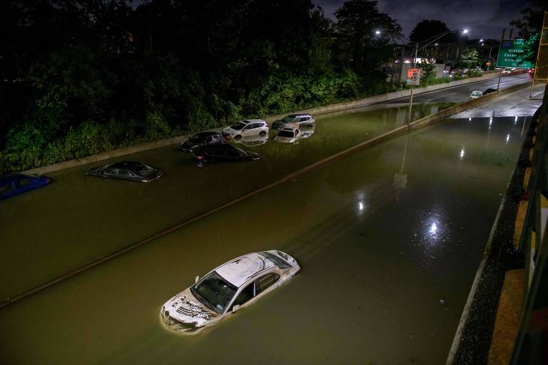 Enchente cobre veículos em via no bairro do Brooklyn, em Nova York