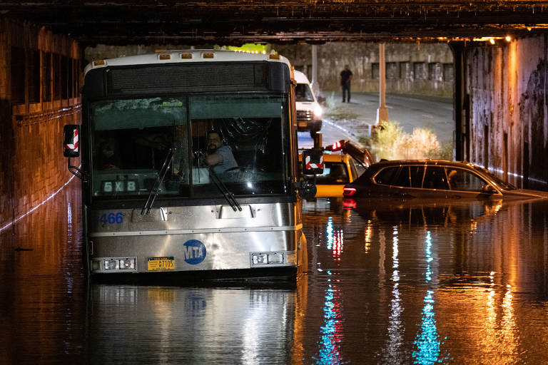 Ônibus e carros presos nas águas da enchente no bairro do Queens, em Nova York