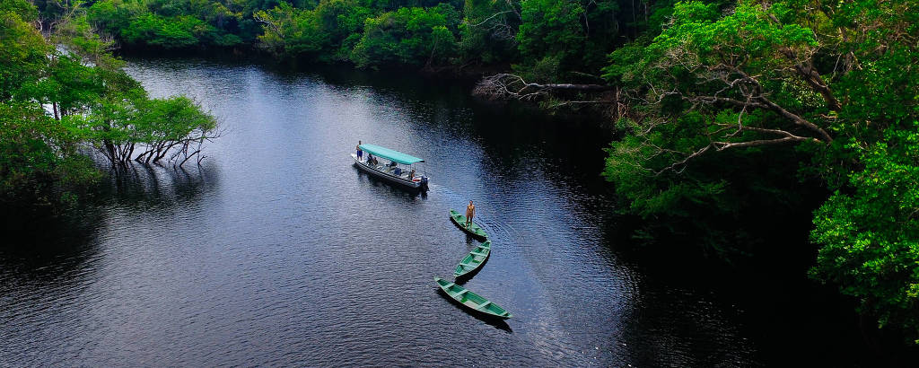 Barco transporta visitantes pelo Parque Nacional de Anavilhanas, a 180 km de Manaus