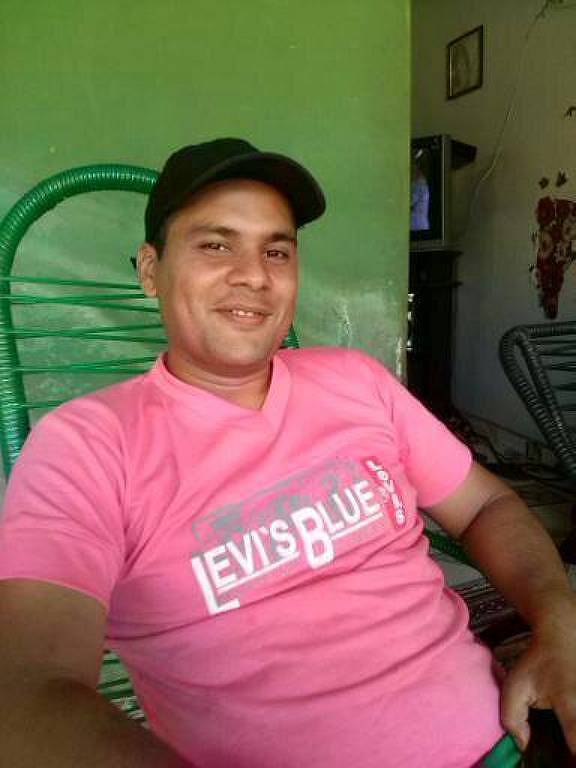 Foto mostra Rodrigo Roa Alvares, de 37 anos. Ele usa boné e camiseta rosa.