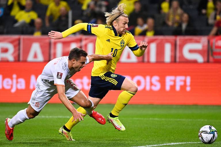 Meia sueco Emil Forsberg (à dir.) passa pelo lateral espanhol Azpilicueta no duelo válido pelas eliminatórias da Copa do Qatar-22; Suécia venceu por 2 a 1 e assumiu a liderança do grupo