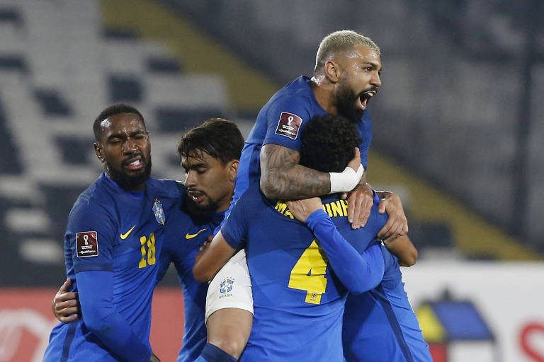Everton Riveiro comemora com Gabigol e Marquinhos o gol da vitória brasileira no Chile