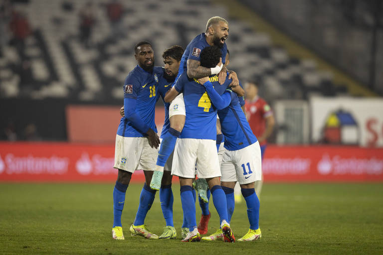 Everton Ribeiro (11) comemora com os companheiros o seu gol, que garantiu a sétima vitória brasileira nas eliminatórias da Copa do Qatar-2022 