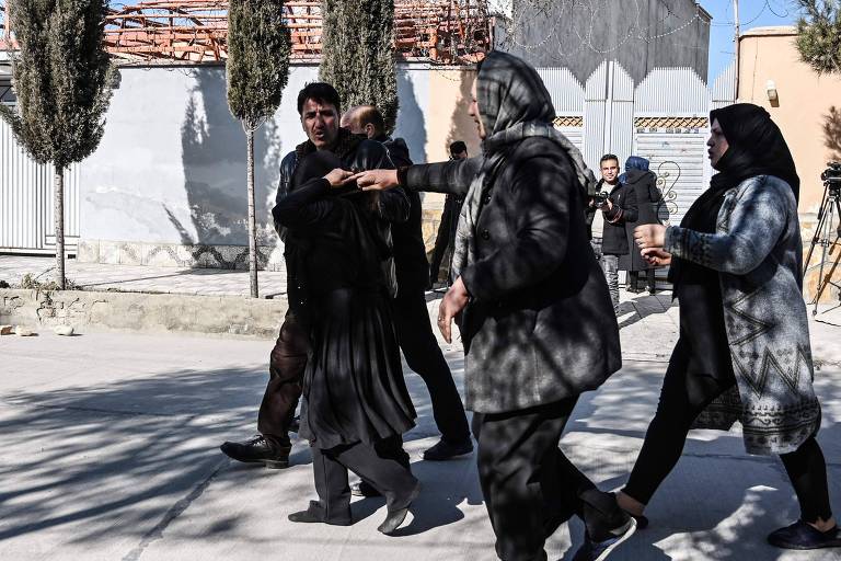 Familiares de juízas assassinadas em Cabul em janeiro deste ano chegam ao local onde elas foram mortas a tiros