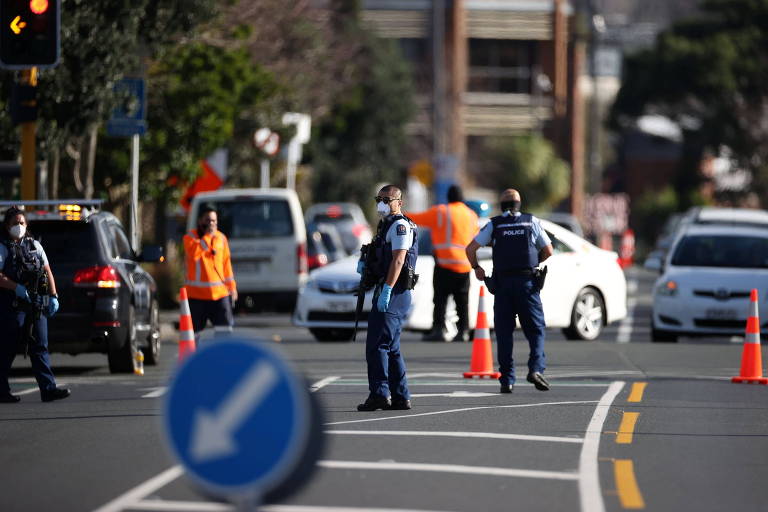 Policiais vigiam local próximo ao supermercado onde um homem foi morto a tiros pela polícia depois de ter ferido várias pessoas em Auckland, na Nova Zelândia
