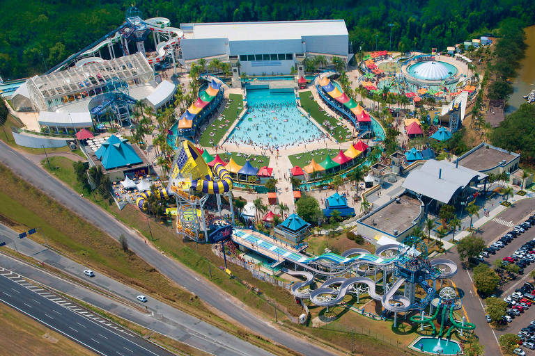 Parque aquático visto de cima, com piscinas e quiosques