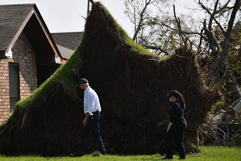 O presidente dos EUA, Joe Biden, passa por árvore derrubada em temporal provocado pelo furacão Ida na cidade de LaPlace, em Louisiana