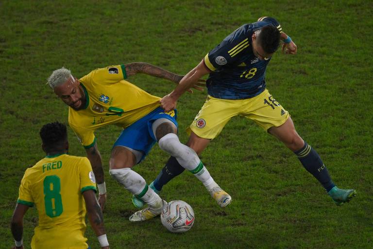Borré disputa a bola com Neymar no duelo entre Brasil e Colômbia pela Copa América
