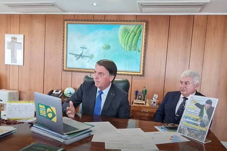 Jair Bolsonaro e adesivo no notebook com slogan em teste para 2022 