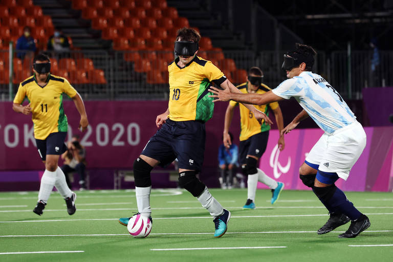 Ricardinho conduz a bola na final do futebol de 5 marcado por jogador da Argentina