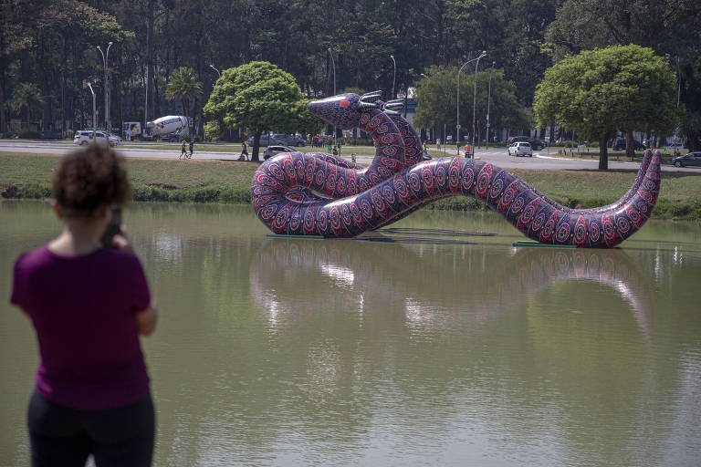 Escultura inflável de Jaider Esbell, parte da obra 'Entidades', exposta no lago do parque Ibirapuera durante a Bienal
