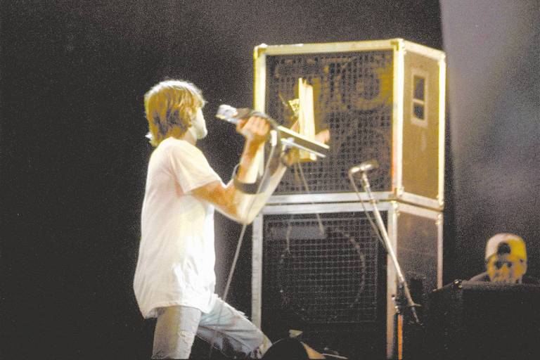 Kurt Cobain, do Nirvana, destrói guitarra durante show no Hollywood Rock, em São Paulo, em 1993