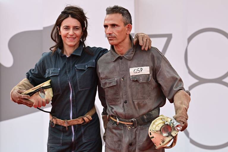 Giovanna Giuliani e Michelangelo Frammartino, roteirista e diretor italianos, vestidos de espeleologistas, durante a exibição do filme 'Il Buco' (o buraco) no Festival de Veneza de 2021