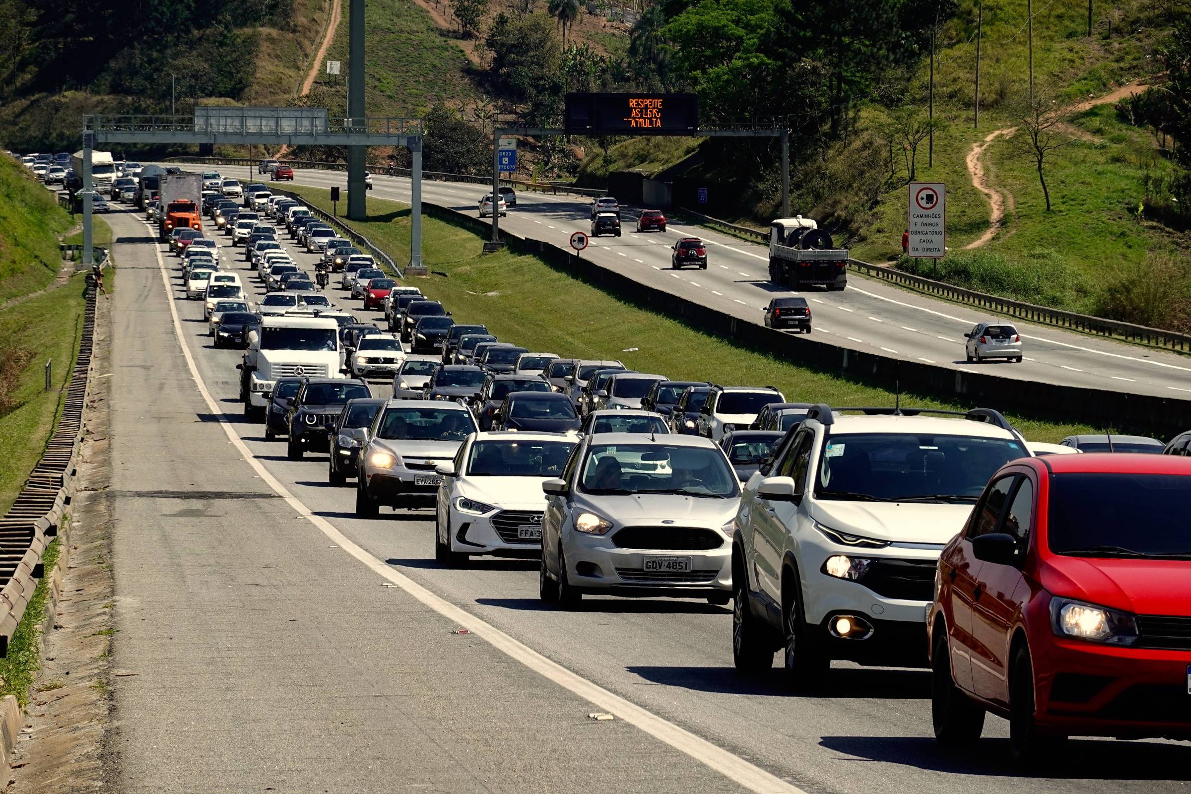 Descida para o litoral de SP tem tráfego lento neste sábado (4) 04/09/2021 Cotidiano Folha