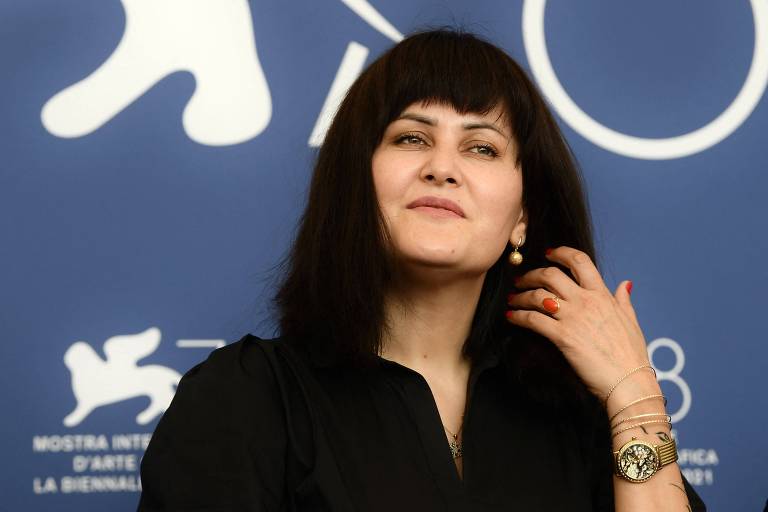 A diretora afegã Sahraa Karimi no Festival de Veneza de 2021