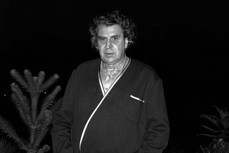 Mikis Theodorakis durante entrevista à Reuters em 1989