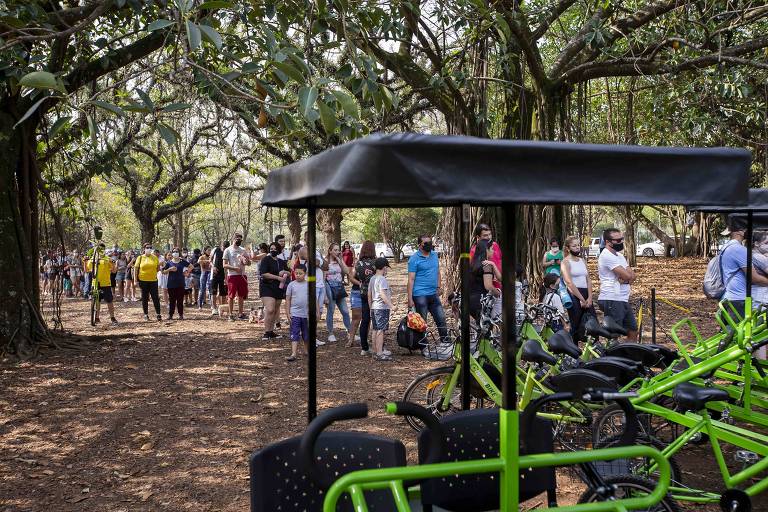 Imagem mostra paulistanos que formaram fila para alugar bike no primeiro fim de semana de estreia do novo serviço de aluguel no parque Ibirapuera 