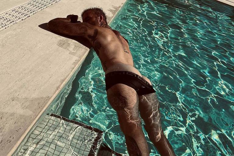 Victoria Beckham publica foto de David na piscina