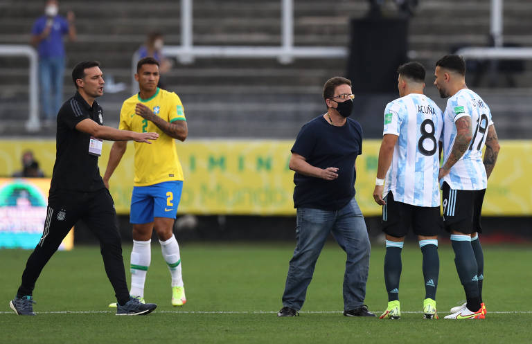 Agentes da Anvisa entram em campo e Brasil x Argentina é suspenso