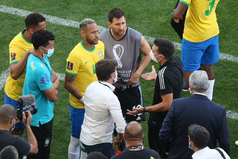 Jogadores e técnicos de Brasil e Argentina conversam após interrupção da partida pela Anvisa