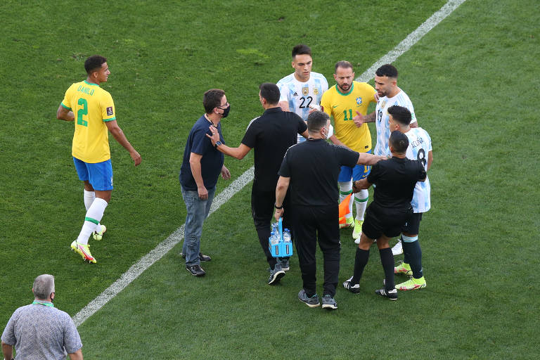 Jogadores argentinos ganham repercussão ao viajar em apertado avião para  jogo no Brasil