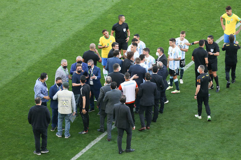 Muvuca no gramado da Neo Química Arena após agentes da Anvisa e da Polícia Federal interromperem a partida das eliminatórias da Copa do Qatar-22