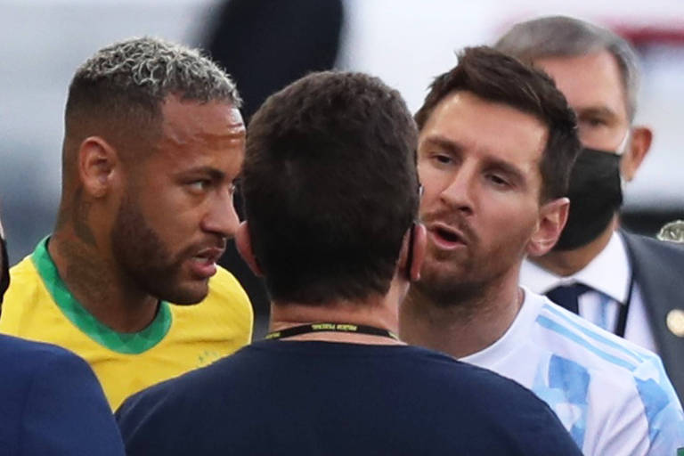 Lionel Messi e Neymar discutem com agente que interrompeu a partida em Itaquera