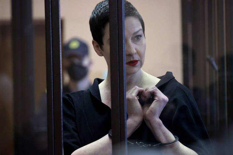 Algemada durante seu julgamento, a música Maria Kalesnikava forma um coração com as mãos, símbolo com que ficou identificada na campanha à Presidência de 2020