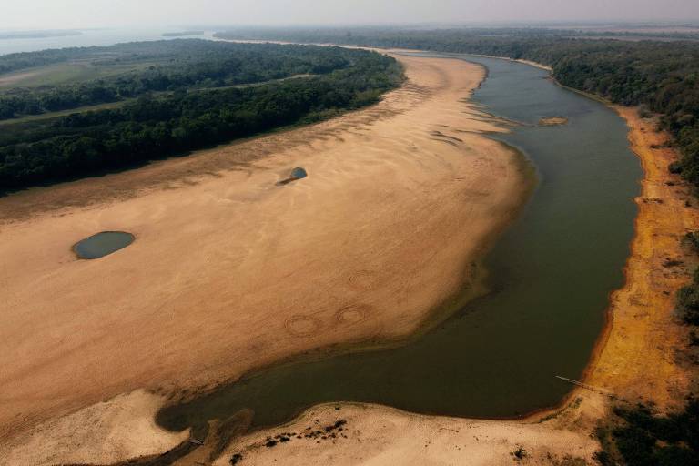 Vista aérea de um braço do rio Paraná, na fronteira entre o Paraguai e a Argentina