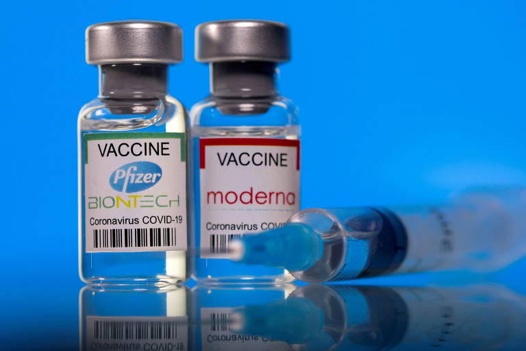 Dois frascos de vacina em frente a fundo azul, com uma seringa à frente