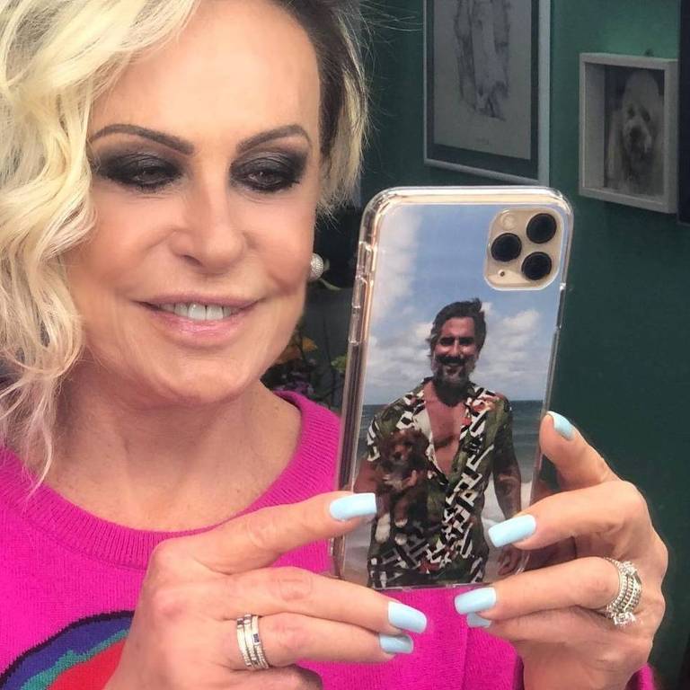 Ana Maria Braga coloca foto de Marcos Mion na capa do seu celular