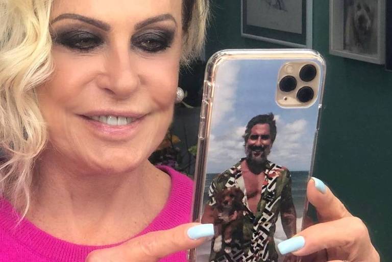 Ana Maria Braga coloca foto de Marcos Mion na capinha do celular