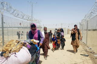 People cross Pakistan-Afghanistan border at Friendship Gate in Chaman
