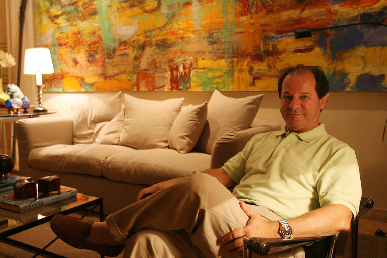 João Carlos de Figueiredo Ferraz em sua casa com sua coleção de obras de arte contemporânea, em Ribeirão Preto