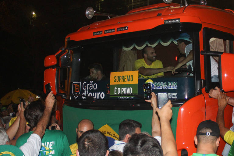 O deputado federal Eduardo Bolsonaro (PSL-SP) na Esplanada dos Ministérios, na noite desta segunda (6)
