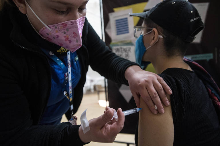 Profissional de saúde aplica vacina Coronavac em jovem em Santiago, no Chile