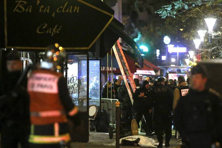 Corpo de uma vítima dos atentados terroristas em Paris, em frente à casa de shows Bataclan