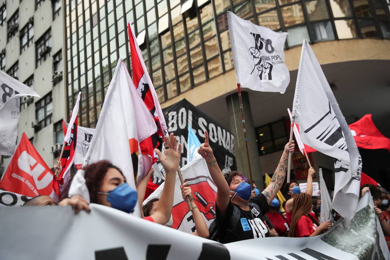 Manifestantes em ato no Rio usam camisas em que se lê "Fora Bolsonaro" e estão empunhando bandeiras de movimentos sociais