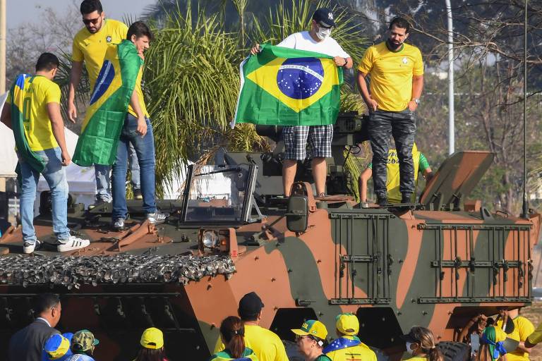 Apoiadores de Bolsonaro durante cerimônia de hasteamento da bandeira, em frente ao Palácio do Planalto, em Brasília