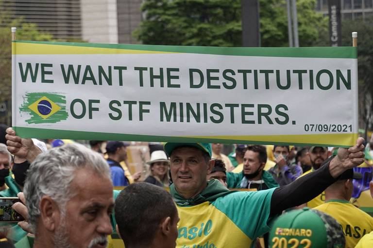 Homem segura faixa dizendo "We want destitution of STF ministers"