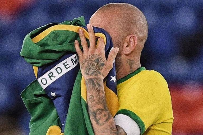 Daniel Alves publicou foto com a bandeira do Brasil e a mensagem "Brasil acima de tudo, Deus acima de todos"